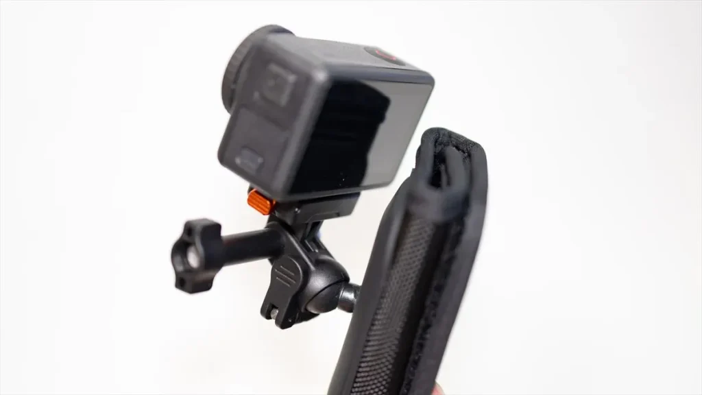 SmallRig 5721バックパックマウントに取り付けたOsmo Action 4