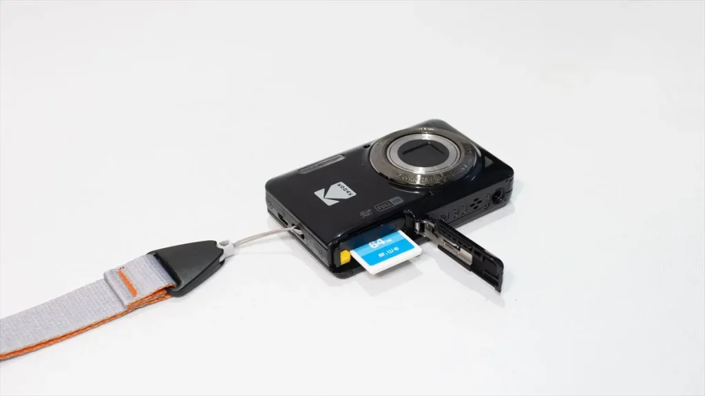 Kodak FZ55の底面からSDカードを取り出す