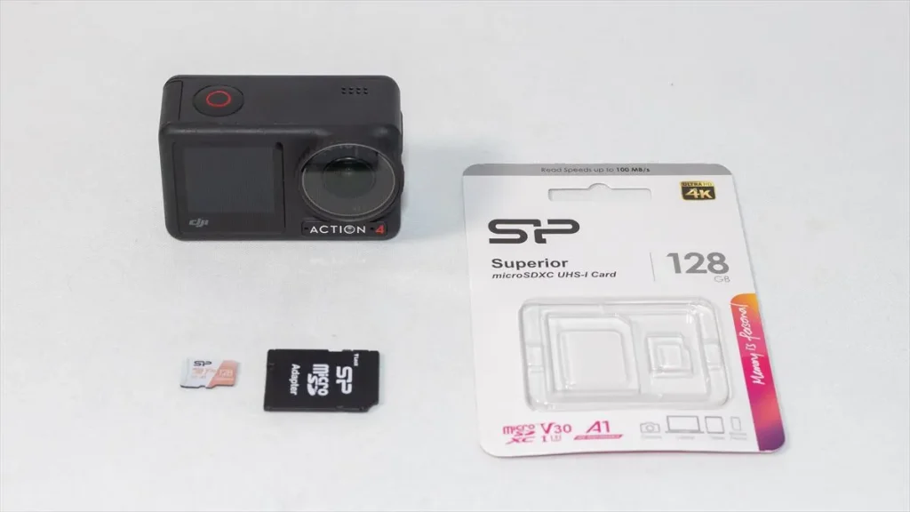 Osmo Action 4とSilicon Power Superior 128GBのmicroSDカード、SDアダプター、パッケージ
