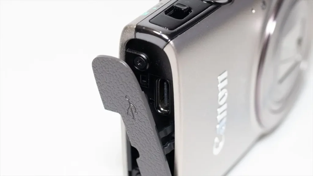 端子カバーを開けたIXY 650 mのUSB Type-C端子