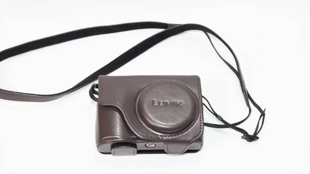 LUMIX TZ99に装着したPanasonic純正ソフトケースDMW-CT95-Tと付属ストラップ