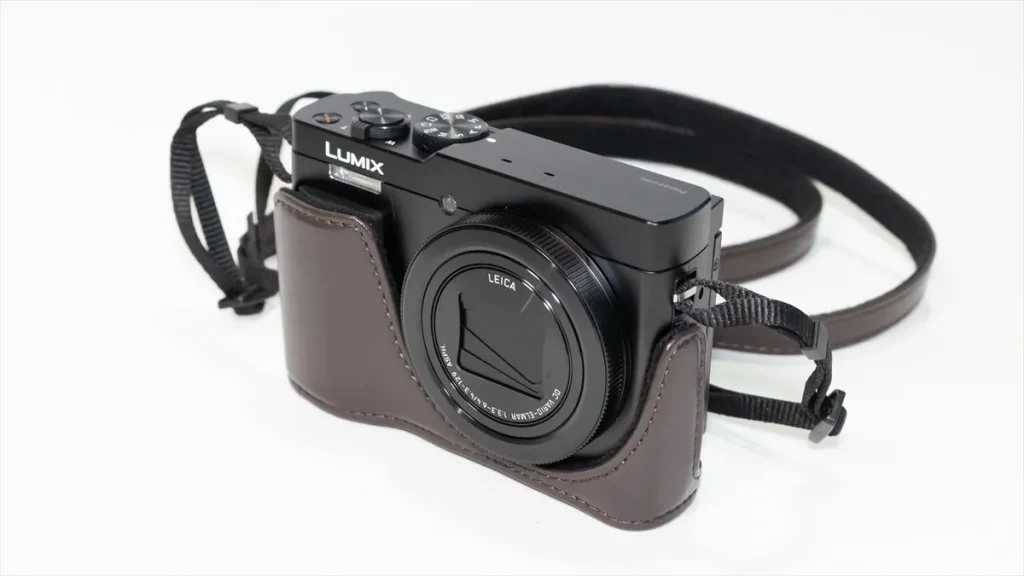 DMW-CT95-Tのボディケースを装着したLUMIX TZ99