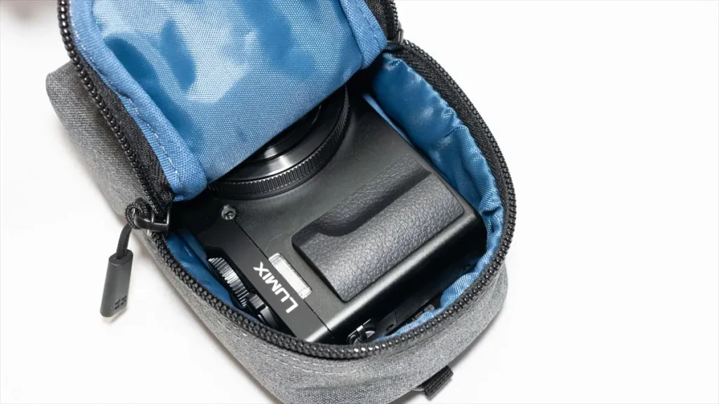 HAKUBAシティ04 MにLUMIX TZ99を縦向きに収納した状態
