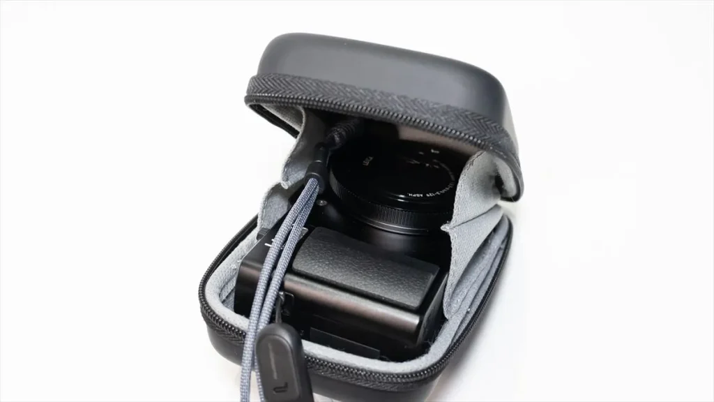 両吊りストラップを付けたLUMIX TZ99を縦型ケースに収納した状態