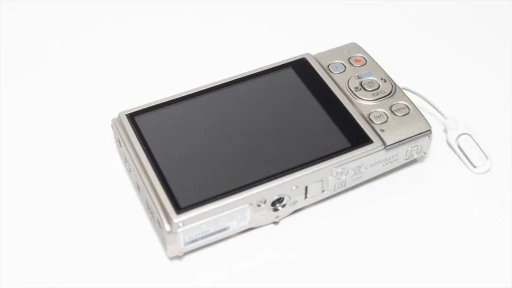 保護フィルムの気泡を抜いて仕上げたIXYの液晶画面