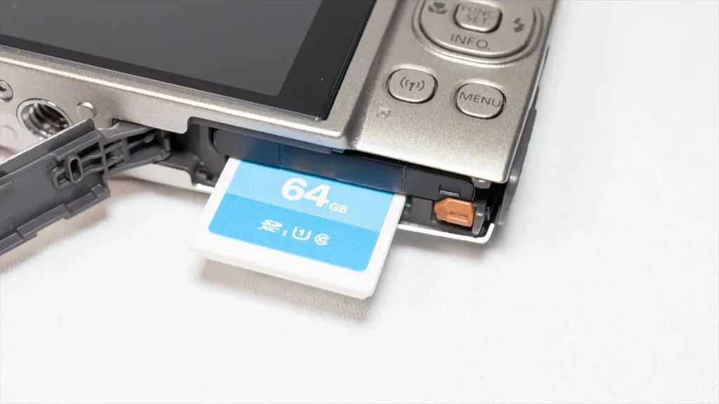 IXY 650のカードスロットに差し込んだSDカード