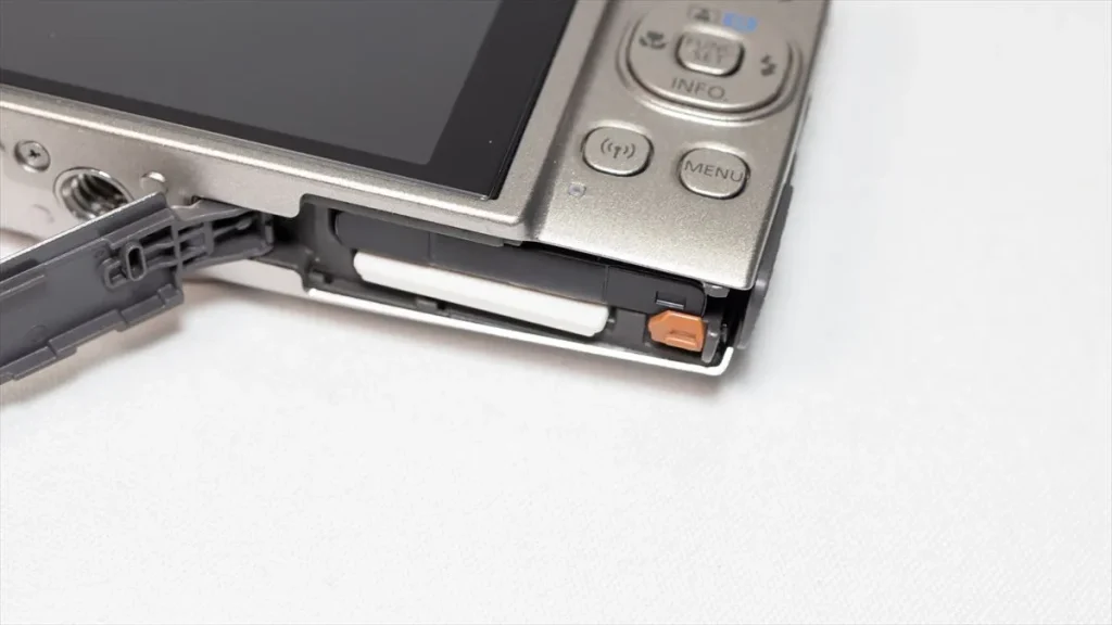 旧型IXY 650にSDカードを奥まで差し込んだ状態