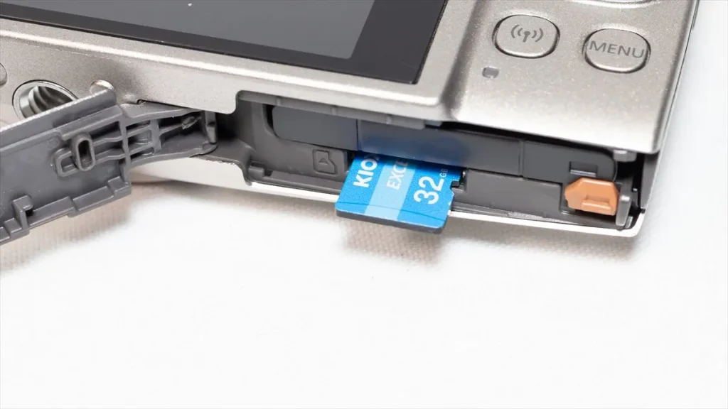 IXY 650 mのmicroSDカードスロット