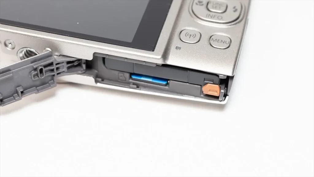 IXY 650 mにmicroSDカードを奥まで差し込んだ状態
