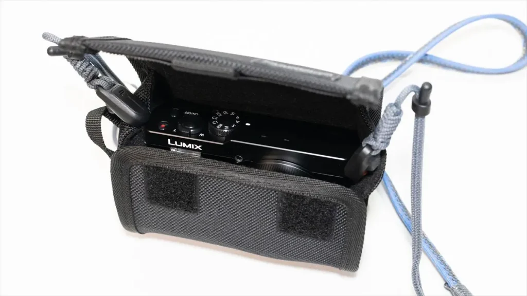 両吊りストラップを付けたLUMIX TZ99をHAKUBAタフ03 Lに横向きに収納