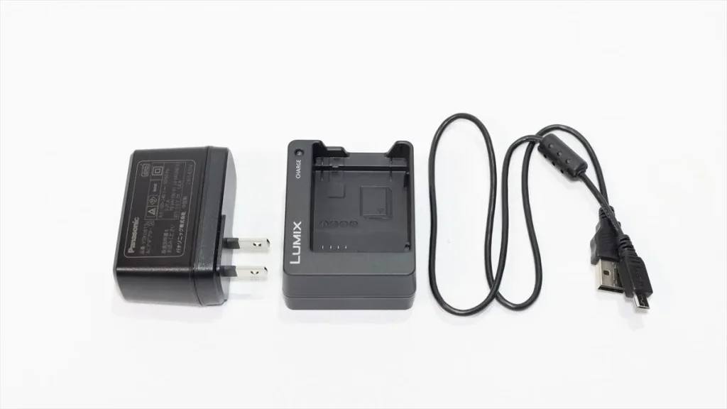 Panasonic純正充電器DMW-BTC12と付属ACアダプター、USB接続ケーブル
