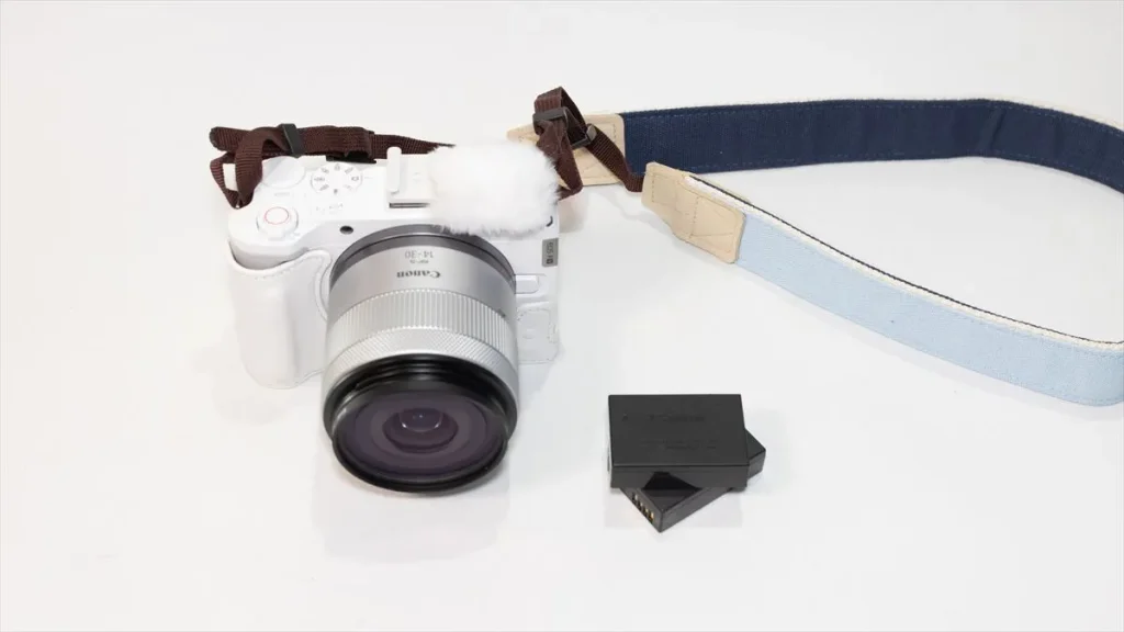 EOS R50 Vで使用するキヤノン純正バッテリー LP-E17