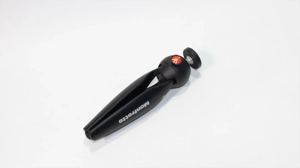 脚を閉じたManfrotto PIXIミニ三脚