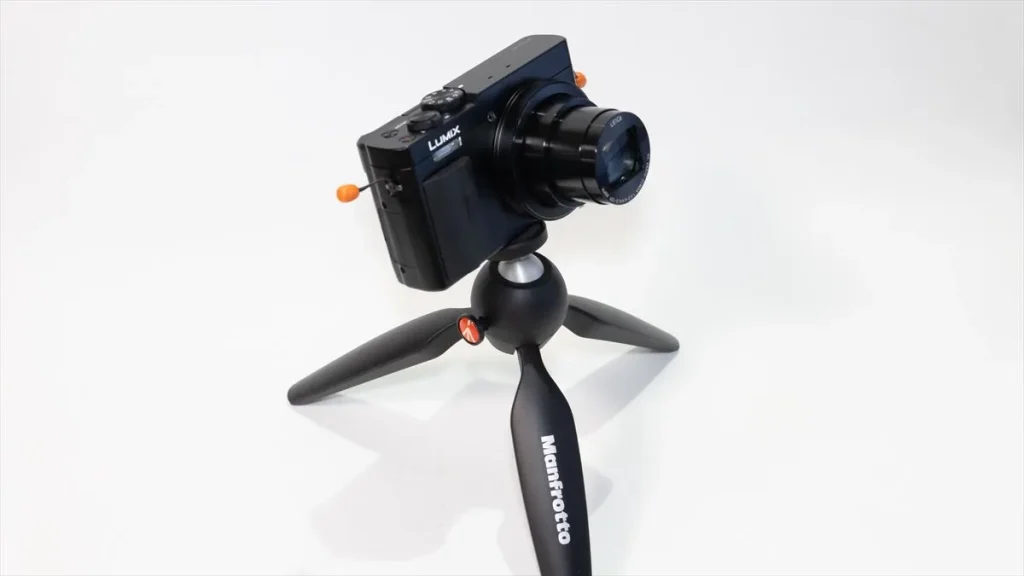 Manfrotto PIXIミニ三脚にLUMIX TZ99を取り付けて設置
