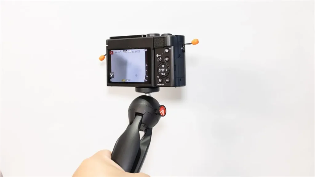 Manfrotto PIXIを撮影用グリップとして持ったLUMIX TZ99