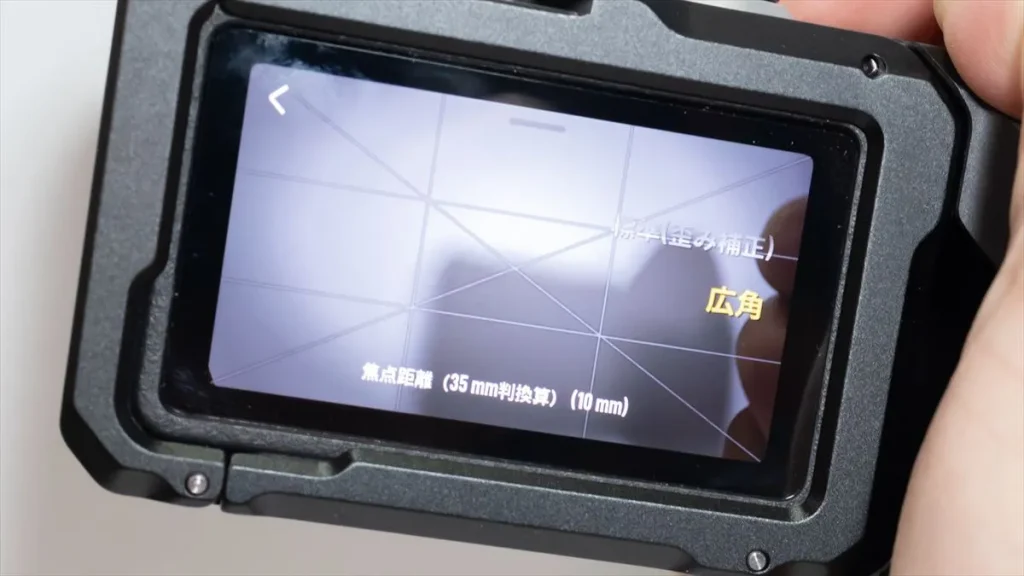 Osmo Action 5 Proの広角撮影でグリップを握る指が写り込んだ写真