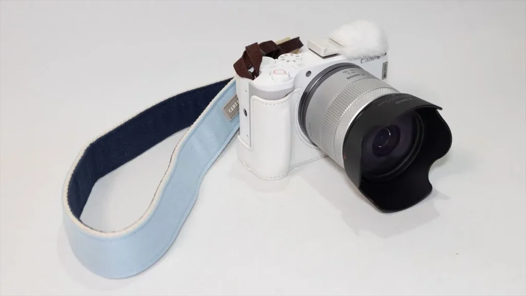EOS R50 Vに取り付けたBROOKLYN FACTORY NUTSのストラップ