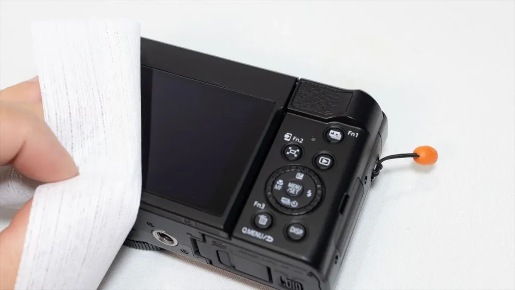 保護フィルムを貼る前にLUMIX TZ99の液晶画面を拭く