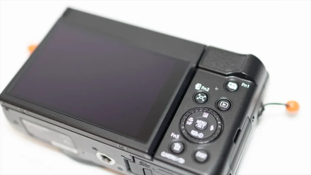保護フィルムを貼る前のLUMIX TZ99の液晶画面