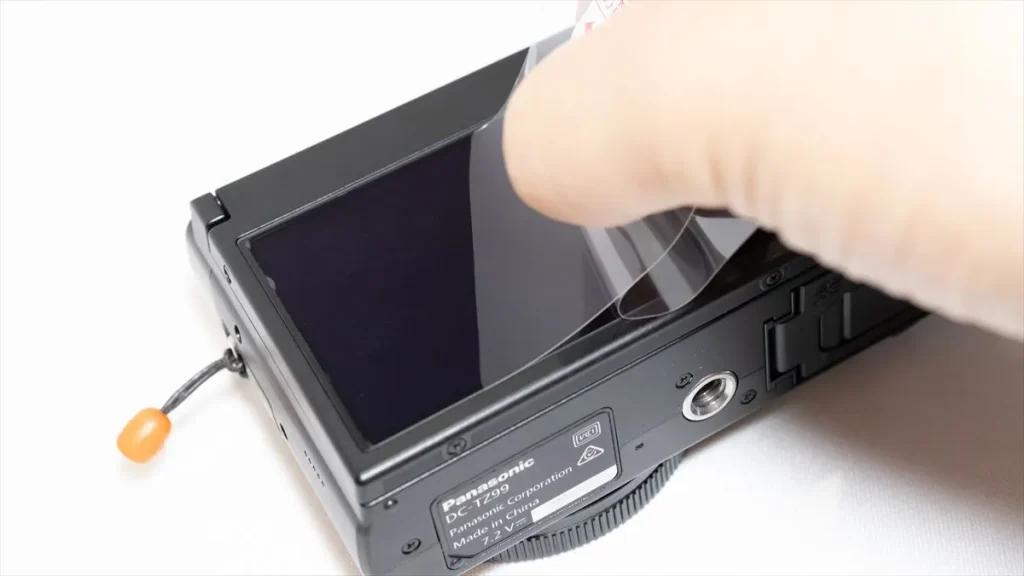LUMIX TZ99の液晶画面に保護フィルムを貼り付ける