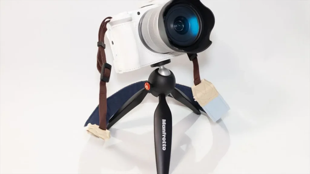Manfrotto PIXIのボール雲台でカメラの角度を調整した様子