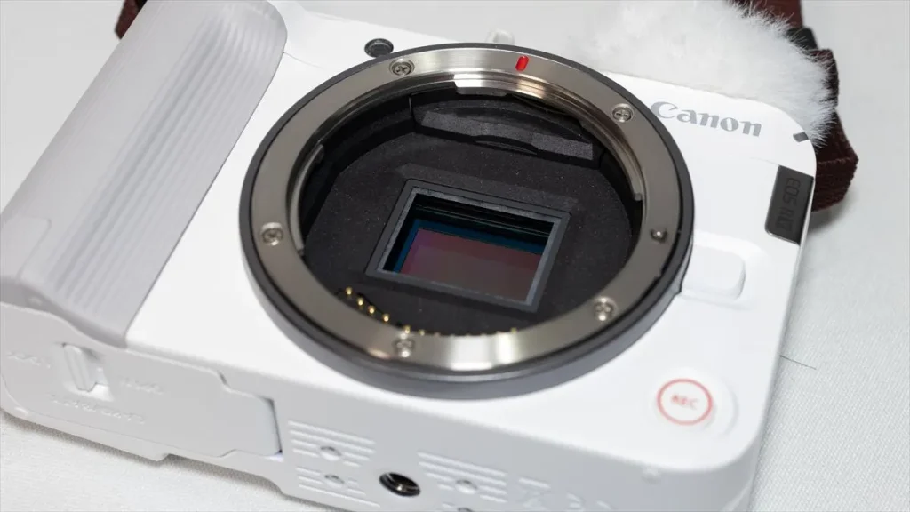 レンズを外したEOS R50 Vのセンサー部