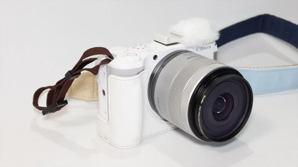 SmallRig 5431の白いレザーハーフケースを装着したEOS R50 V