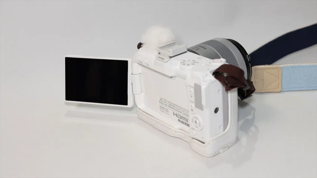 SmallRig 5431を装着したままEOS R50 Vのバリアングルモニターを開いた様子