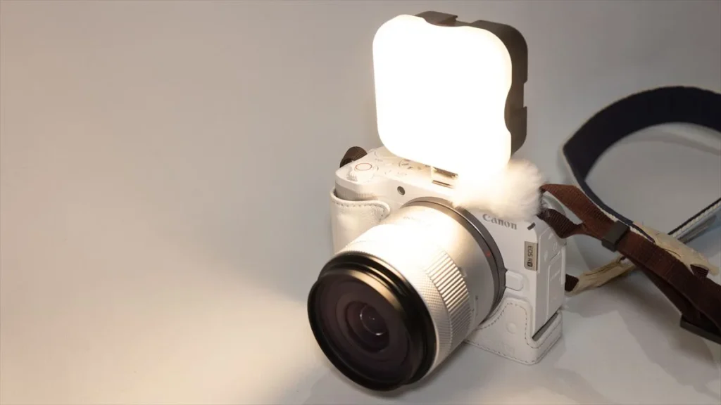 GODOX LITEMONS LEDライトミニを電球色で点灯した様子