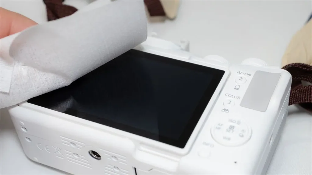 付属のクリーナーでEOS R50 Vの液晶画面を拭く様子