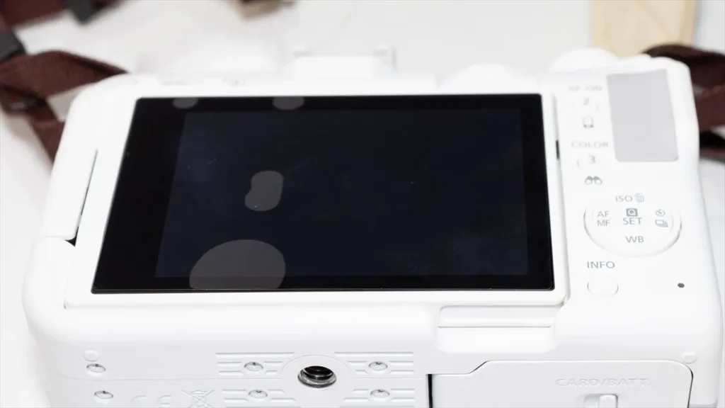 液晶保護フィルムを貼り付けた直後のEOS R50 Vの画面