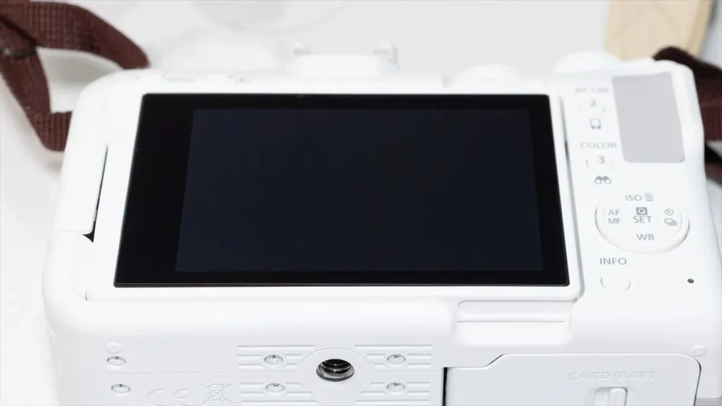 液晶保護フィルムの貼り付けが完了したEOS R50 V